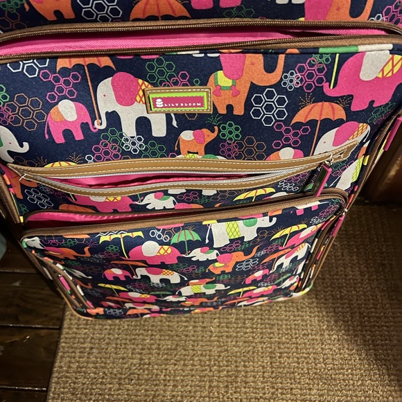 Lilybloom suitcase. Large. Only used 3 times. - Picture 4 of 8